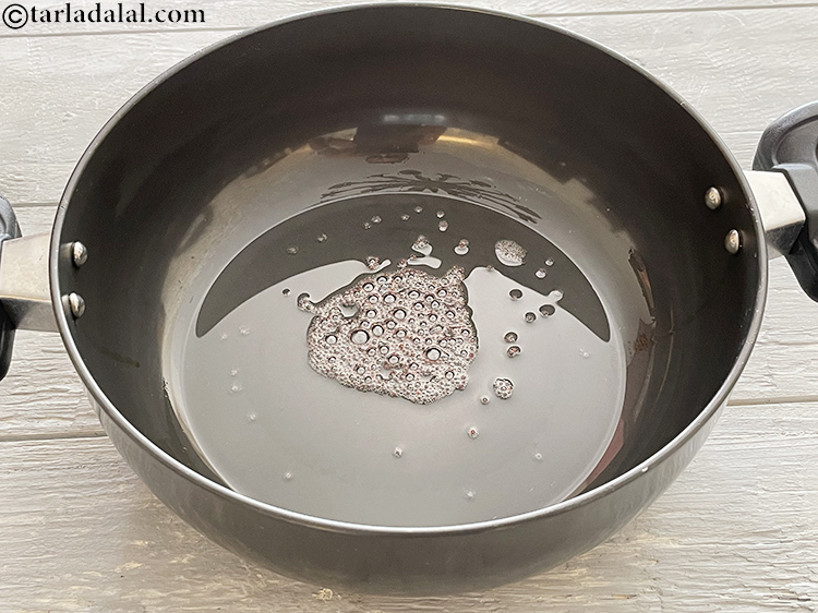 स्टेप 2 – सरसों डालें।