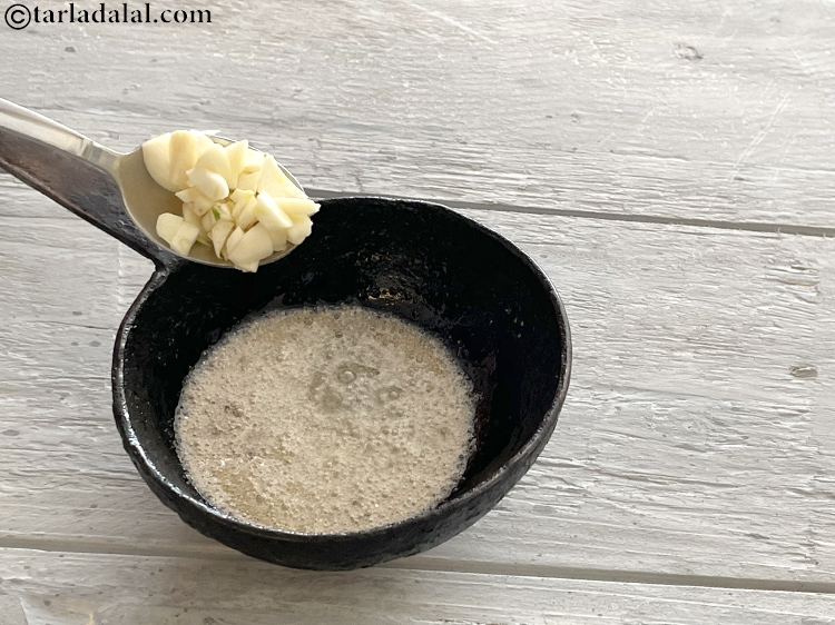 स्टेप 22 – लहसुन डालें।