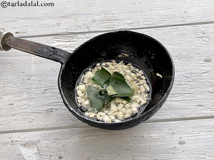 स्टेप 24 – कडीपत्ता डालें।