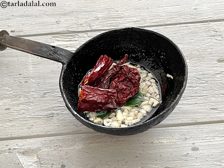 स्टेप 25 – सूखी लाल मिर्च (पंडी मिर्च) डालें।