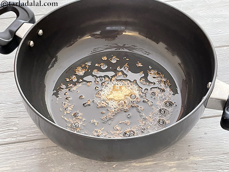 स्टेप 4 – हींग डालें और मध्यम आंच पर कुछ सेकंड के लिए …