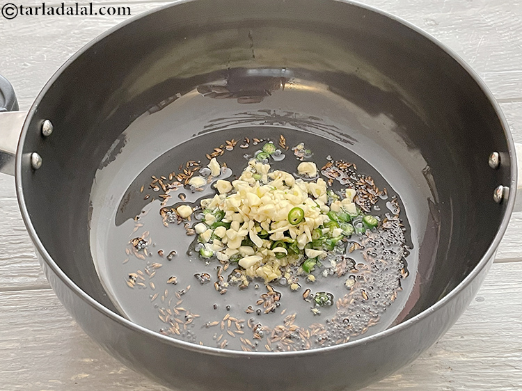 स्टेप 7 – लहसुन डालें।