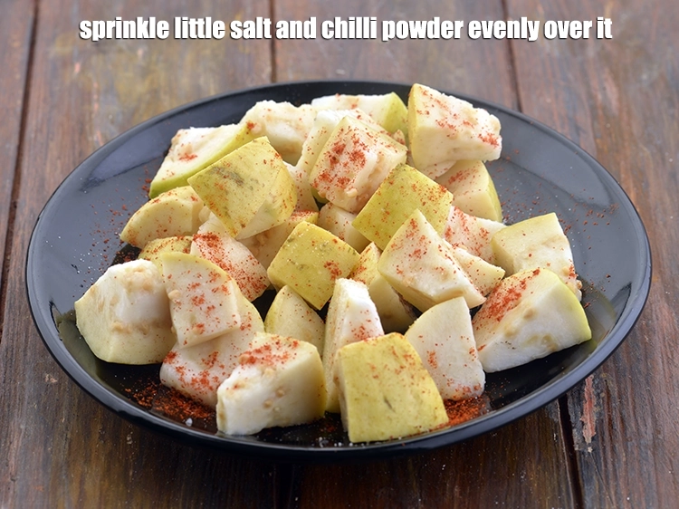 Step 3 – <p><span style="background-color:white;">Sprinkle little salt and chilli powder evenly over it.</span></p>