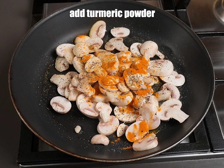 Step 6 – <p>Add ¼ tsp turmeric powder.</p>