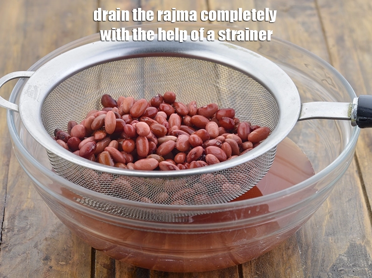 Step 2 – <p>Drain the rajma completely with the help of a strainer.</p>