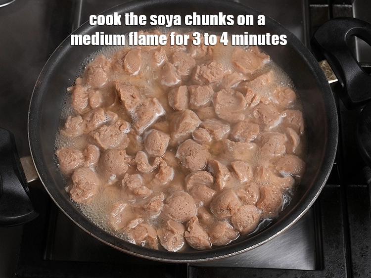 Step 7 – <p>Cook the soya chunks on a medium flame for 3 to 4 minutes.</p>