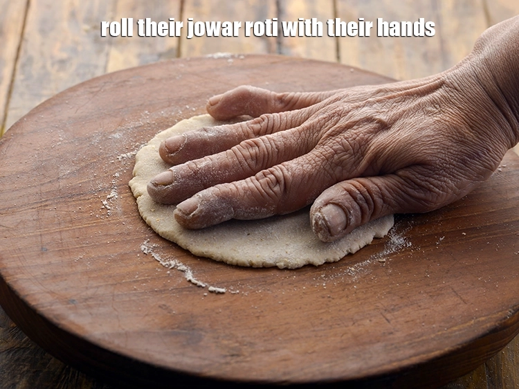 Step 9 – <p><strong>There are 3 ways to roll jowar roti. </strong>METHOD 1. Roll with your hands into …
