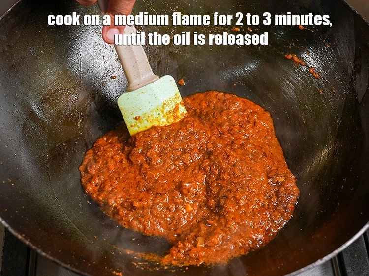 Step 27 – <p>Cook on a medium flame for 2 to 3 minutes, until the oil is released.&nbsp;</p>