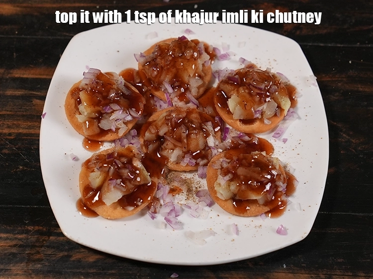 Step 8 – <p><span style="background-color:rgb(255,255,255);color:rgb(0,0,0);">Top it with 1 tsp of </span><a href="https://www.tarladalal.com/Khajur-Imli-ki-Chutney-Sweet-Tamarind-Chutney-2796r"><u>khajur imli ki chutney</u></a><u>.</u></p>