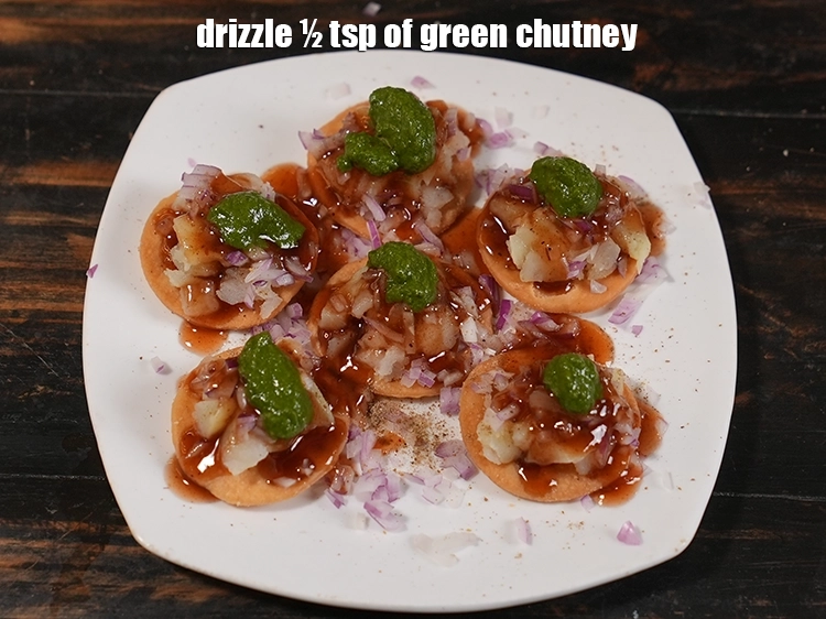Step 9 – <p><span style="background-color:rgb(255,255,255);color:rgb(0,0,0);">Drizzle ½ tsp of </span><a href="https://www.tarladalal.com/Green-Chutney-(Chaat)-2797r"><u>green chutney</u></a><u>.</u></p>