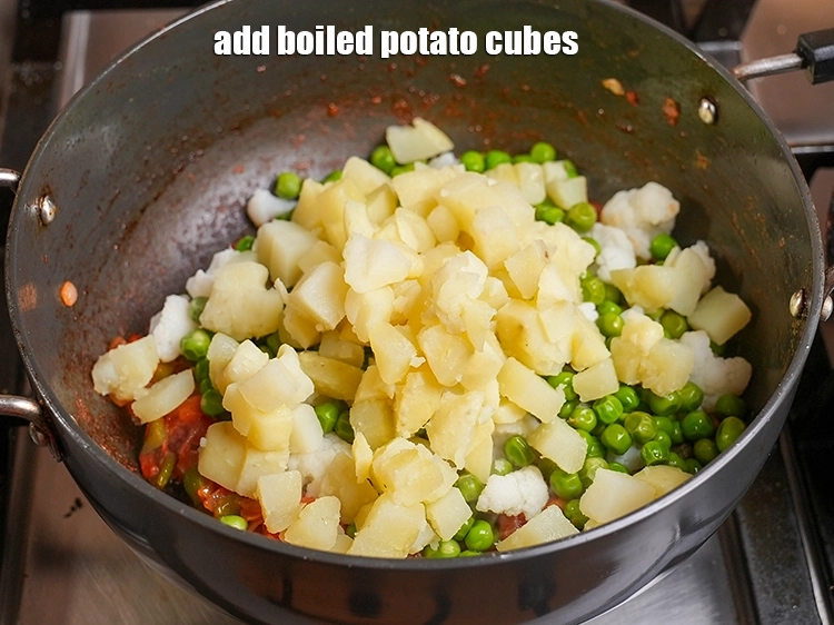Step 10 – <p>Add the<span style="background-color:rgb(255,255,255);color:rgb(0,0,0);">1 1/2 cups </span><a href="https://www.tarladalal.in/glossary-potatoes-aloo-alu-batata-710i#ing_2605"><u>boiled potato cubes</u></a><u>.</u></p>