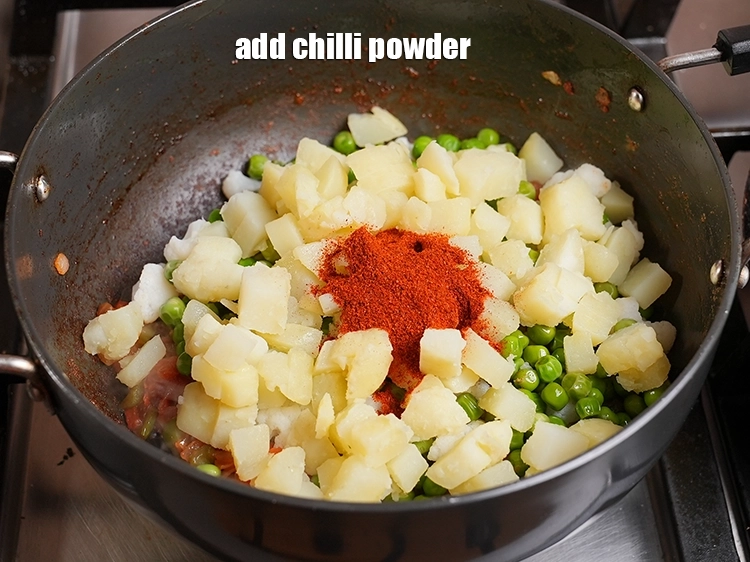 Step 11 – <p>Add the <span style="background-color:rgb(255,255,255);color:rgb(0,0,0);">2 1/2 tsp </span><a href="https://www.tarladalal.in/glossary-chilli-powder-red-chilli-powder-339i"><u>chilli powder</u></a><u>.</u></p>