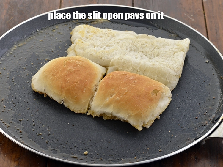 Step 27 – <p><span style="background-color:rgb(255,255,255);color:rgb(0,0,0);">Place 2 slit ladi pavs on it.</span></p>