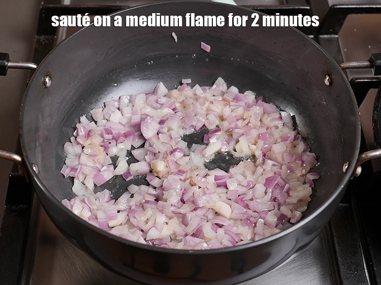 Step 4 – <p><span style="background-color:rgb(255,255,255);color:rgb(0,0,0);">Sauté on a medium flame for 2 minutes.&nbsp;</span></p>