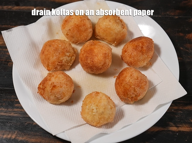 Step 39 – <p><span style="background-color:rgb(255,255,255);color:rgb(0,0,0);">Drain the </span><i><strong>paneer koftas</strong></i><span style="background-color:rgb(255,255,255);color:rgb(0,0,0);"> on an absorbent paper and keep aside.</span></p>