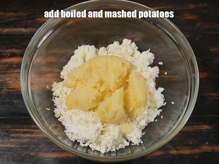 Step 4 – <p>Add the <span style="background-color:rgb(255,255,255);color:rgb(0,0,0);">1/2 cup boiled and </span><a href="https://www.tarladalal.in/glossary-potatoes-aloo-alu-batata-710i#ing_2516"><u>mashed potatoes</u></a>. Make sure the mashed aloo …