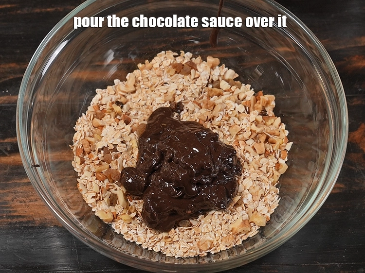Step 11 – <p><span style="background-color:rgb(255,255,255);color:rgb(0,0,0);">Pour the chocolate sauce over it.</span></p>