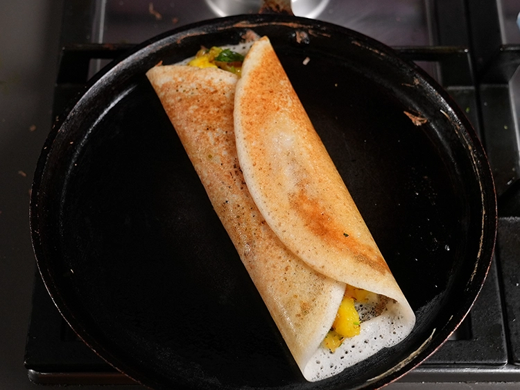 Step 28 – <p>Fold over while pressing it lightly, using a spatula to make a flat roll.</p>