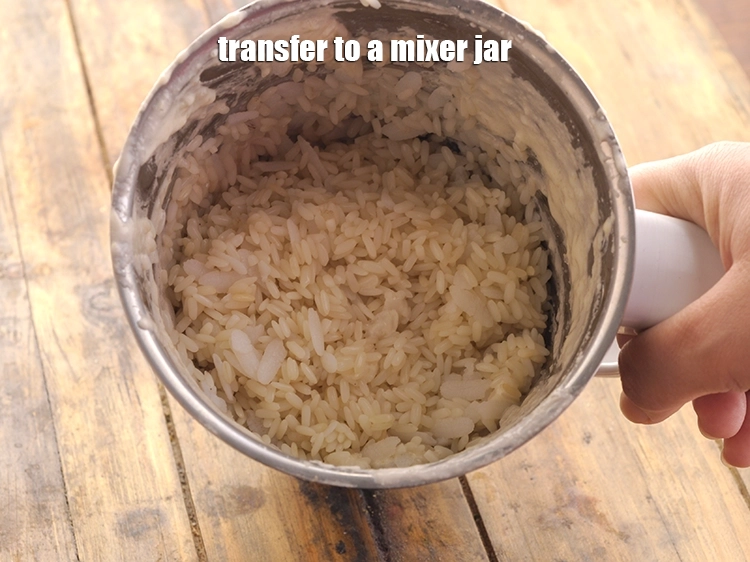Step 29 – <p><span style="background-color:rgb(255,255,255);color:rgb(0,0,0);">Similarly, par-boiled rice and thick rice flakes.Transfer to a mixer jar.</span></p>