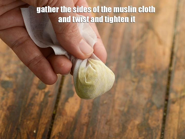 Step 12 – <p>Gather the sides of the muslin cloth and twist and tighten it.</p>