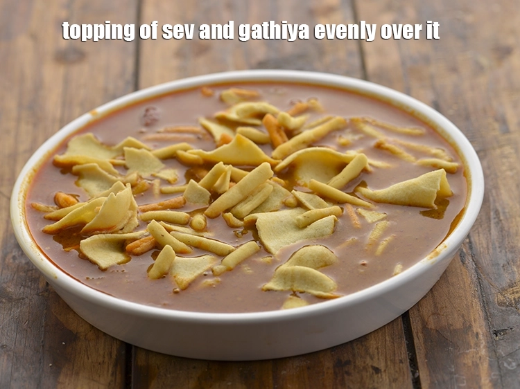 Step 40 – <p>This is how the&nbsp;<strong>Mumbai roadside</strong>&nbsp;<strong>misal</strong>&nbsp;looks with the topping of sev and gathiya.</p>