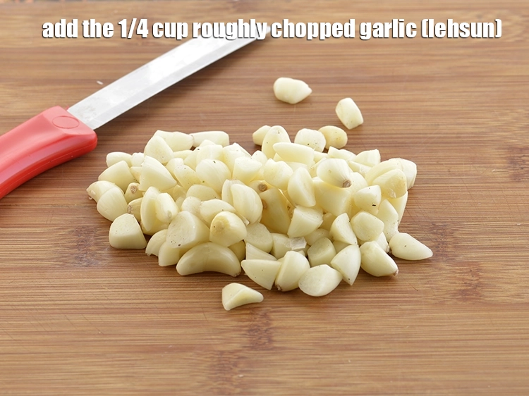 Step 9 – <p>Add the <span style="background-color:rgb(255,255,255);color:rgb(0,0,0);">1/4 cup roughly </span><a href="https://www.tarladalal.com/glossary-garlic-lehsun-lahsun-348i#ing_2370"><u>chopped garlic (lehsun)</u></a>.</p>