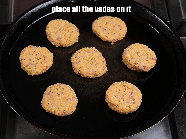 Step 18 – <p><span style="background-color:rgb(255,255,255);color:rgb(0,0,0);">Place all the vadas on it.</span></p>