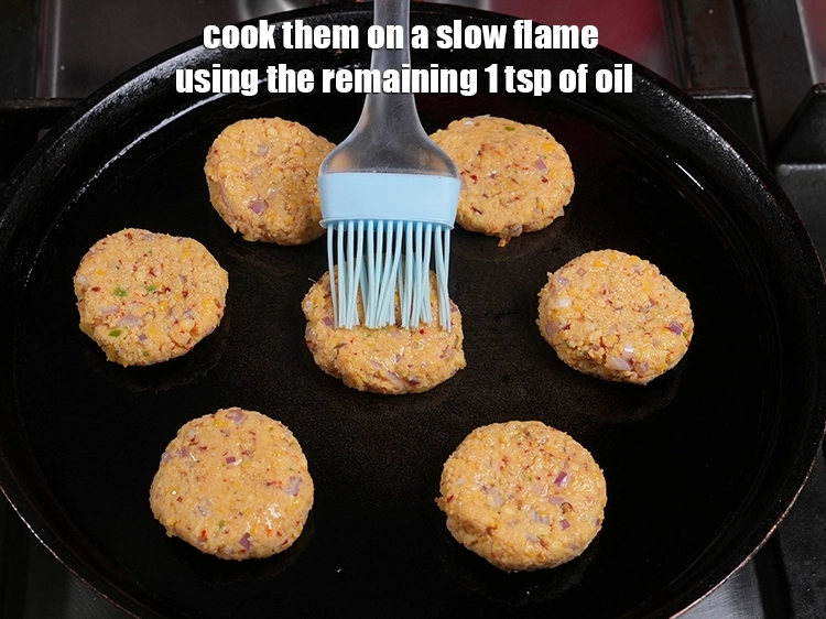 Step 19 – <p><span style="background-color:rgb(255,255,255);color:rgb(0,0,0);">Cook them on a slow flame using the remaining 1 tsp of oil.</span></p>