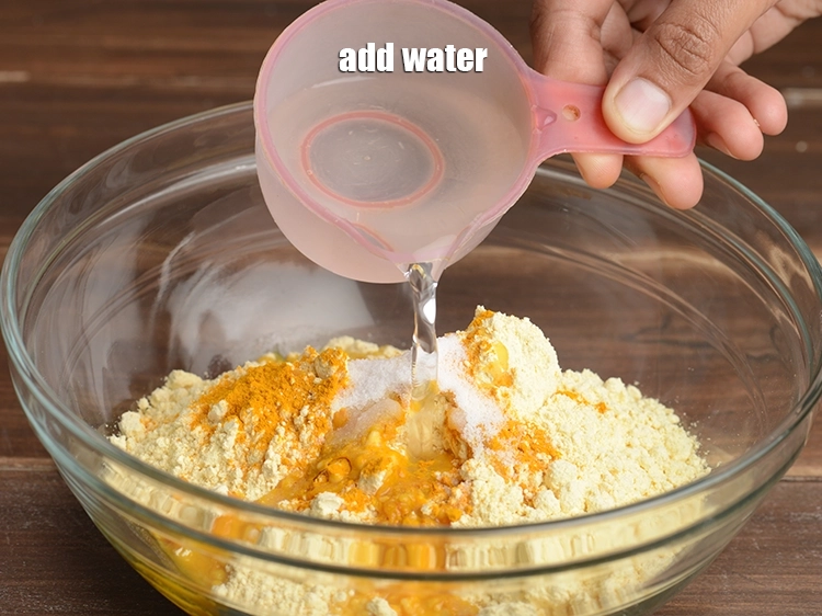 Step 12 – <p><span style="background-color:rgb(255,255,255);color:rgb(0,0,0);">To make the batter add water to the besan.</span></p>