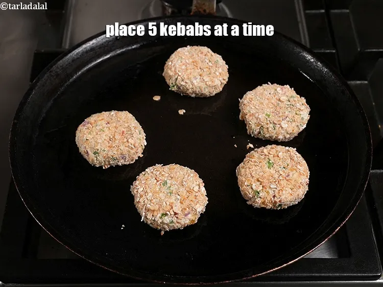 Step 19 – <p><span style="background-color:rgb(255,255,255);color:rgb(0,0,0);">Place 5 kebabs at a time.</span></p>