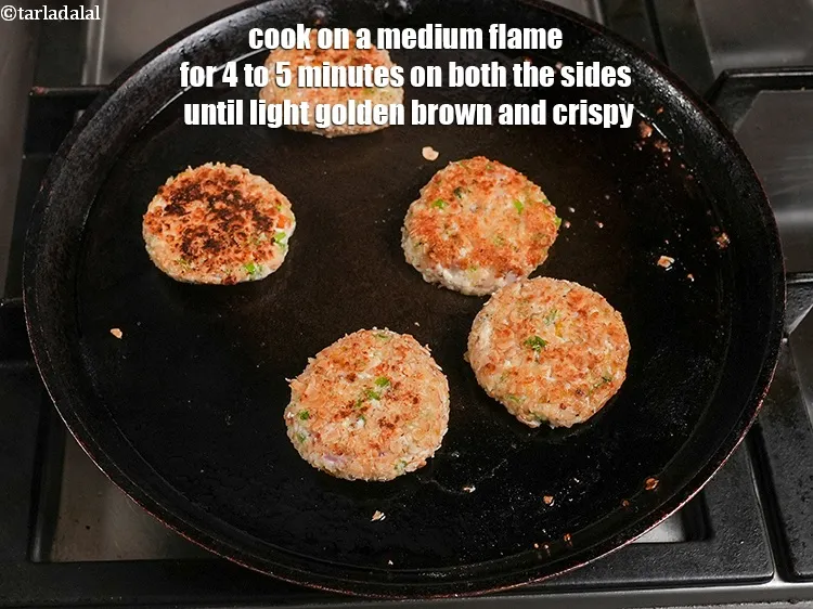 Step 20 – <p><span style="background-color:rgb(255,255,255);color:rgb(0,0,0);">cook on a medium flame for 4 to 5 minutes on both the sides …