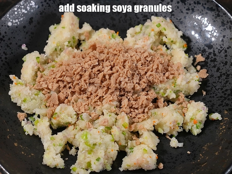 Step 15 – <p><span style="background-color:rgb(255,255,255);color:rgb(34,34,34);">Add Soaking soya granules.</span></p>