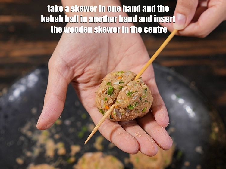 Step 23 – <p><span style="background-color:rgb(255,255,255);color:rgb(34,34,34);">Take a skewer in one hand and the kebab ball in another hand.</span></p>