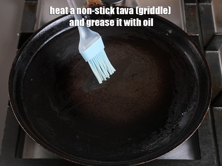 Step 10 – <p><span style="background-color:rgb(255,255,255);color:rgb(0,0,0);">Heat&nbsp;a non-stick tava (griddle) and&nbsp;grease it with oil.</span></p>