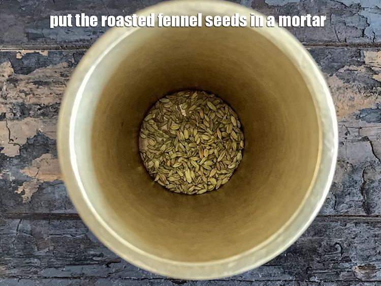 Step 5 – <p>Put the roasted fennel seeds in a mortar.</p>