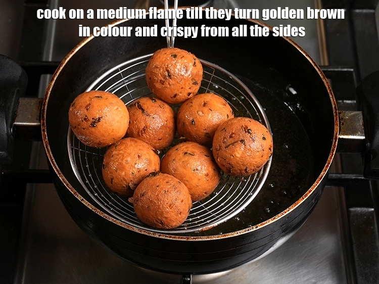 Step 15 – <p><span style="background-color:rgb(255,255,255);color:rgb(0,0,0);">Cook on a medium flame till they turn golden brown in colour and crispy …