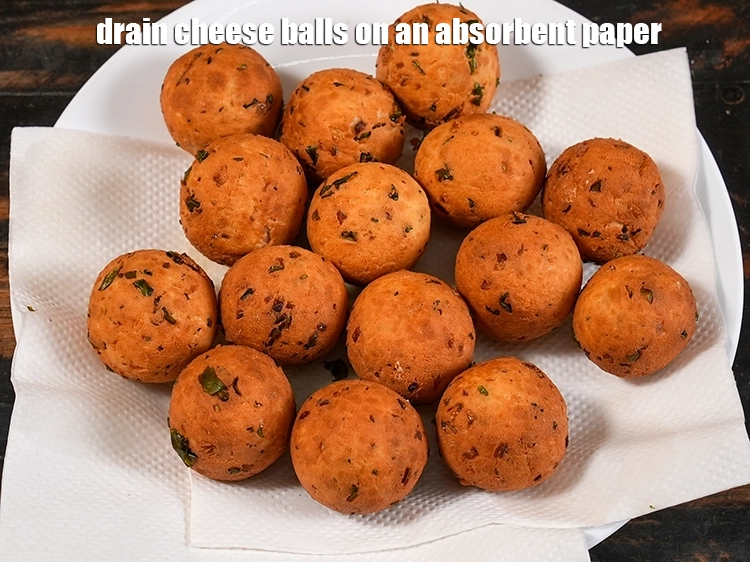 Step 16 – <p><span style="background-color:rgb(255,255,255);color:rgb(0,0,0);">Drain the crispy paneer cheese balls on an absorbent paper.</span></p>