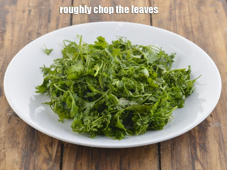 Step 18 – <p>Roughly chop the leaves for the&nbsp;<strong>Spinach and Mint Juice.</strong>&nbsp;Keep aside.</p>