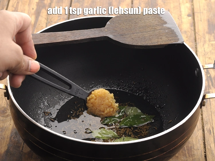 Step 21 – <p><span style="background-color:rgb(255,255,255);color:rgb(0,0,0);">Add the garlic paste. You can also add finely chopped garlic.</span></p>