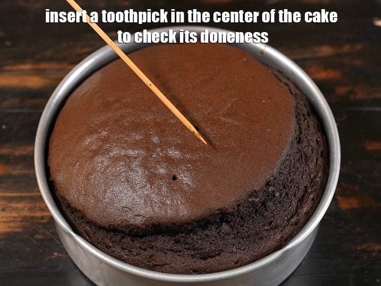 Step 78 – <p>Insert a toothpick in the center of the cake to check its doneness.</p>