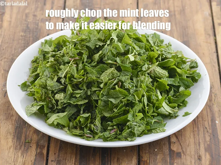 Step 4 – <p>Roughly chop the leaves to make it easier for blending. We will need around 1/2 …