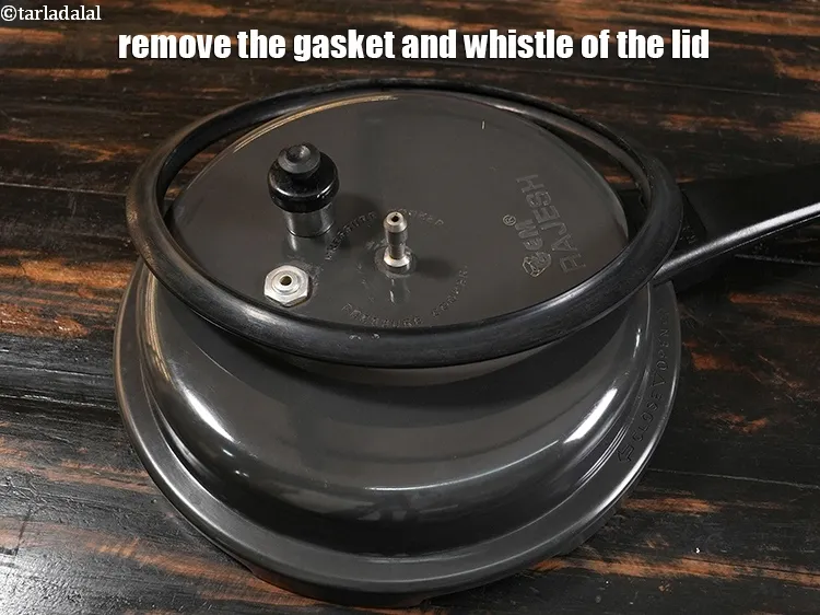 Step 4 – <p>Remove the gasket and whistle of the lid.&nbsp;</p>
