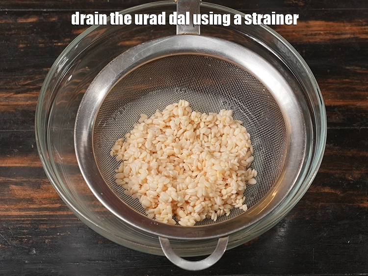 Step 4 – <p><span style="background-color:rgb(255,255,255);color:rgb(0,0,0);">Drain the urad dal using a strainer.</span></p>