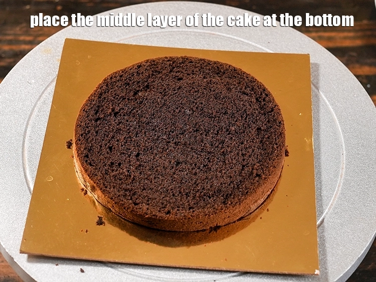 Step 15 – <p>Place the middle layer of the cake at the bottom.</p>