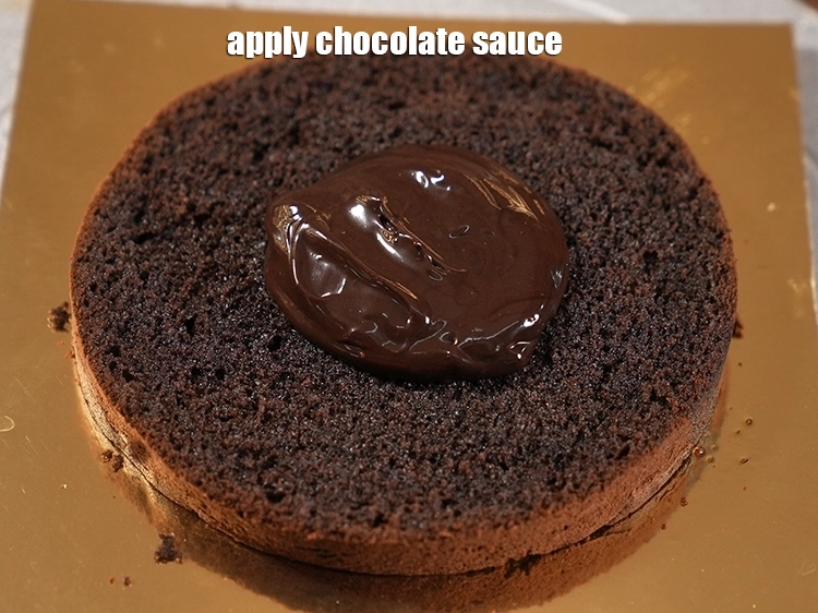Step 17 – <p>Apply 2 tbsp of chocolate sauce.</p>