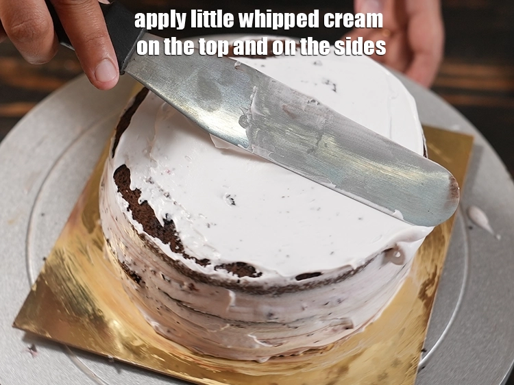 Step 28 – <p>Apply little whipped cream on the top and on the sides.</p>