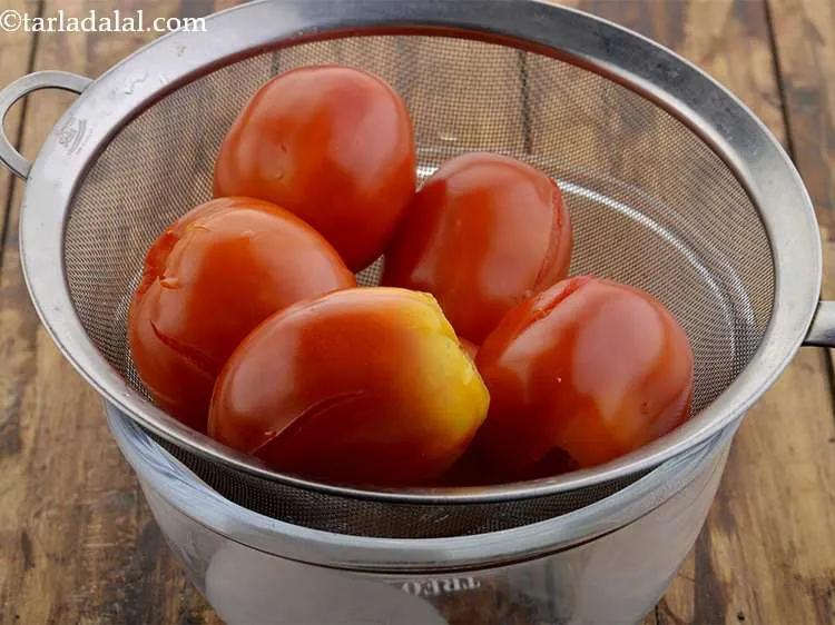 Step 5 – <p>Drain the tomatoes using a strainer.</p>