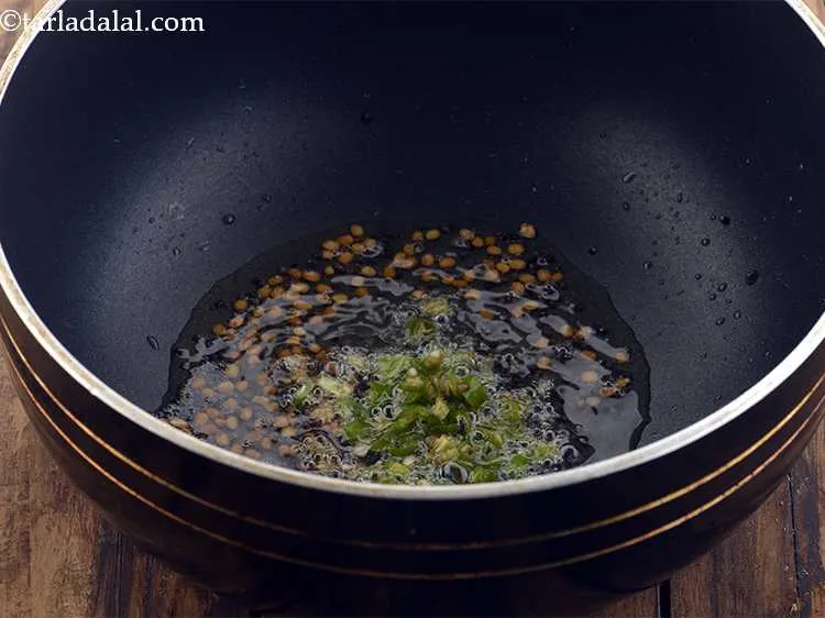 Step 22 – <p>Add the <span style="background-color:rgb(255,255,255);color:rgb(0,0,0);">1 tsp finely </span><a href="https://www.tarladalal.com/glossary-green-chillies-hari-mirch-331i#ing_2388"><u>chopped green chillies</u></a>.</p>