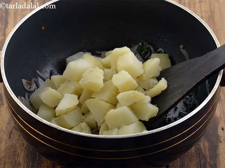 Step 26 – <p>Add the <span style="background-color:rgb(255,255,255);color:rgb(0,0,0);">1 1/4 cups </span><a href="https://www.tarladalal.com/glossary-potatoes-aloo-alu-batata-710i#ing_2605"><u>boiled potato cubes</u></a>.</p>