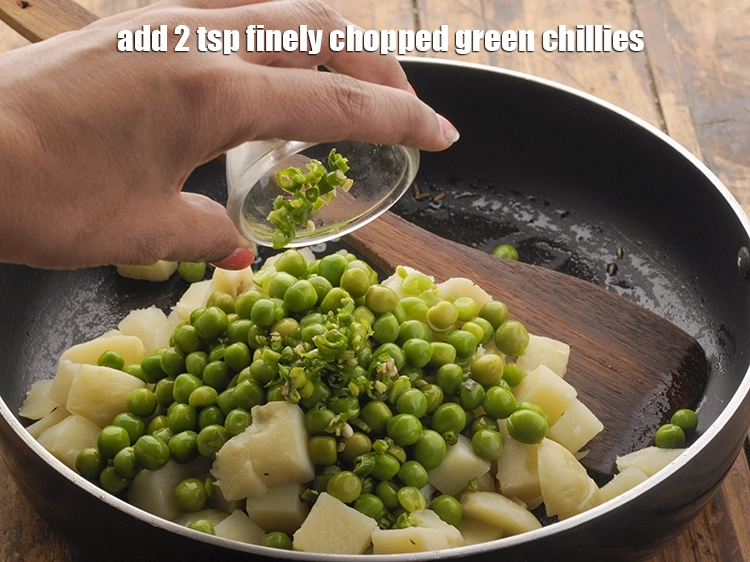 Step 17 – <p>Add <span style="background-color:rgb(255,255,255);color:rgb(0,0,0);">2 tsp finely </span><a href="https://www.tarladalal.com/glossary-green-chillies-hari-mirch-331i#ing_2388"><u>chopped green chillies</u></a>.</p>
